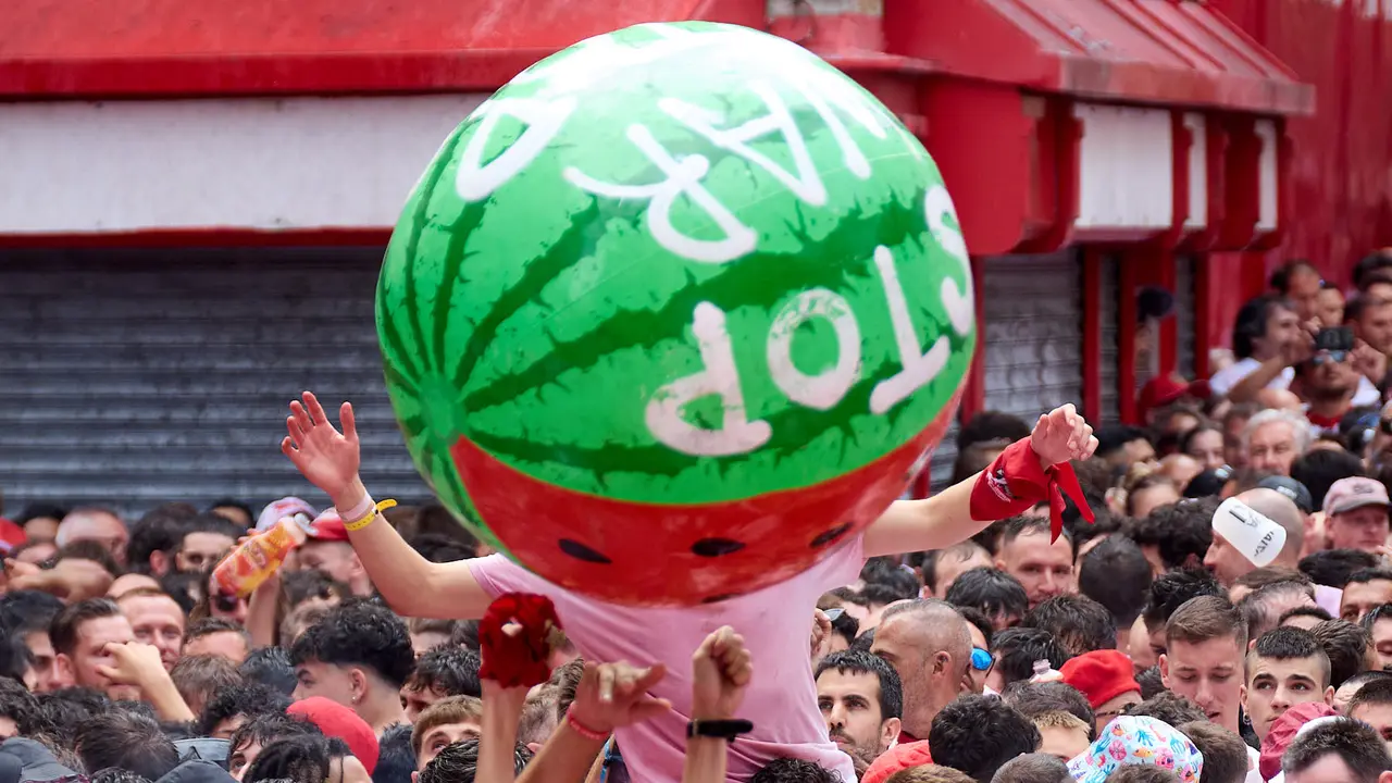 Miles de personas celebran el Chupinazo en la Plaza del Ayuntamiento de Pamplona, con el que se da inicio a las Fiestas de San Fermín 2025. IÑIGO ALZUGARAY