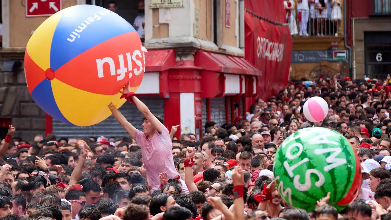 Miles de personas celebran el Chupinazo en la Plaza del Ayuntamiento de Pamplona, con el que se da inicio a las Fiestas de San Fermín 2025. IÑIGO ALZUGARAY