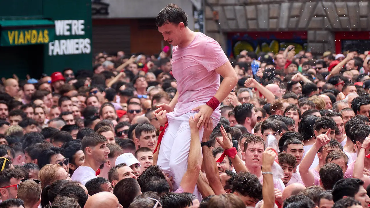 Miles de personas celebran el Chupinazo en la Plaza del Ayuntamiento de Pamplona, con el que se da inicio a las Fiestas de San Fermín 2025. IÑIGO ALZUGARAY