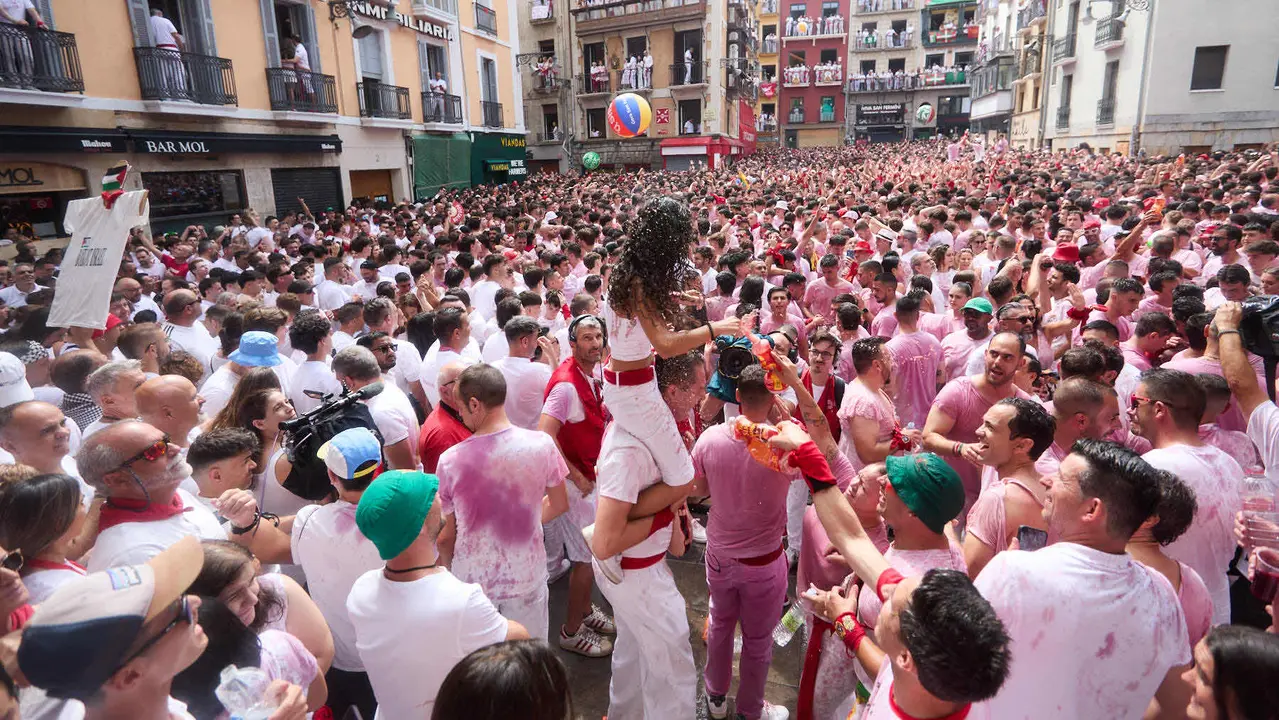 Miles de personas celebran el Chupinazo en la Plaza del Ayuntamiento de Pamplona, con el que se da inicio a las Fiestas de San Fermín 2025. IÑIGO ALZUGARAY