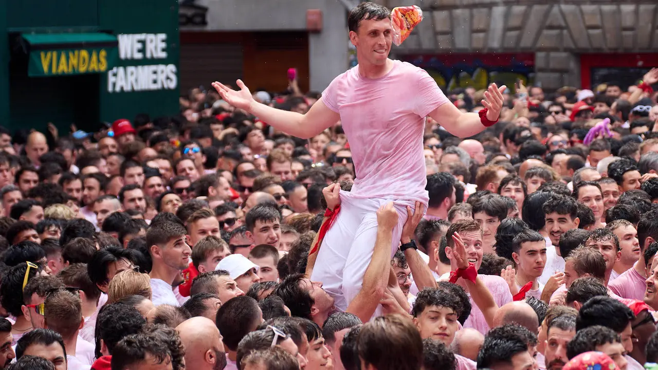 Miles de personas celebran el Chupinazo en la Plaza del Ayuntamiento de Pamplona, con el que se da inicio a las Fiestas de San Fermín 2025. IÑIGO ALZUGARAY
