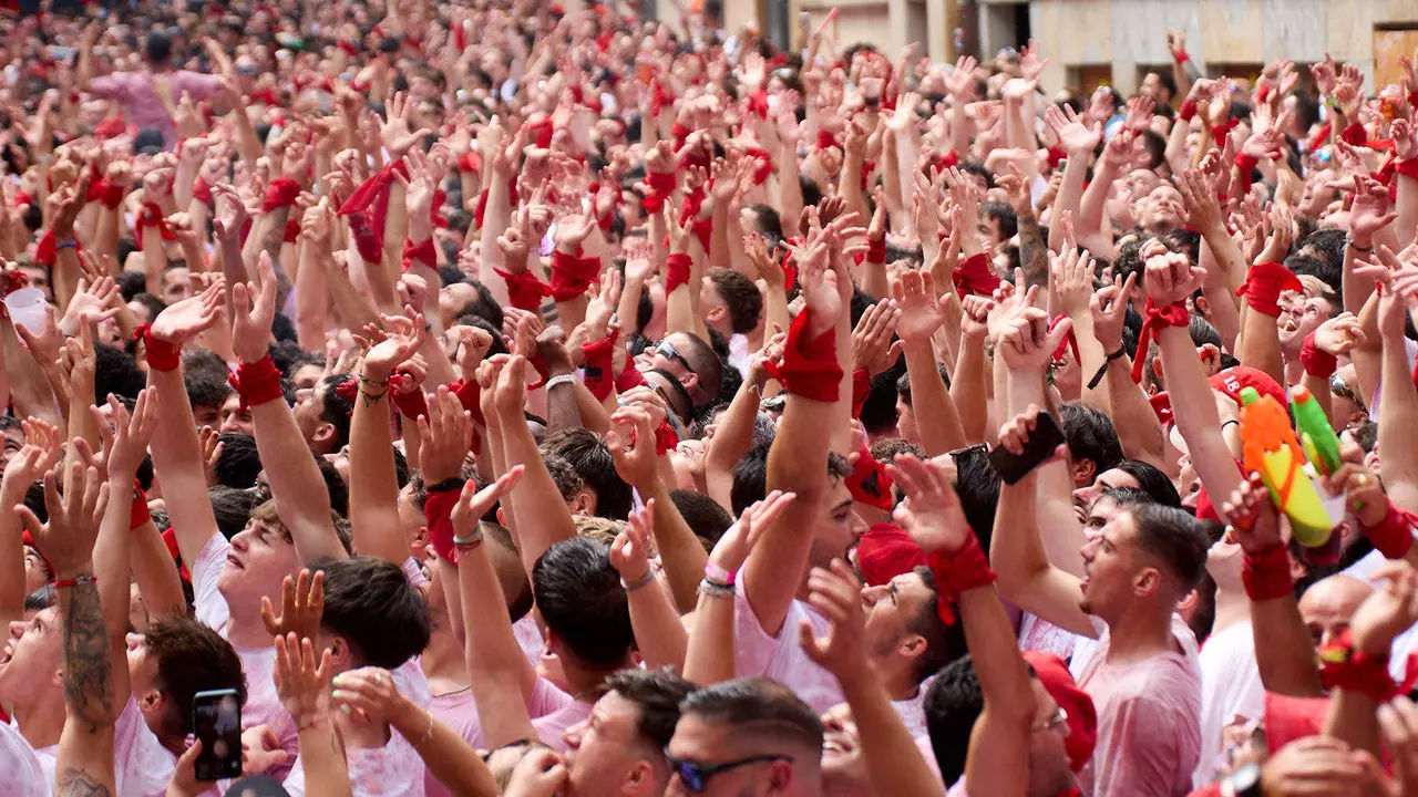 Miles de personas celebran el Chupinazo en la Plaza del Ayuntamiento de Pamplona, con el que se da inicio a las Fiestas de San Fermín 2025. IÑIGO ALZUGARAY