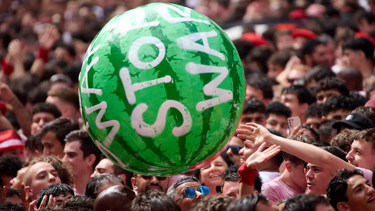 Miles de personas celebran el Chupinazo en la Plaza del Ayuntamiento de Pamplona, con el que se da inicio a las Fiestas de San Fermín 2025. IÑIGO ALZUGARAY