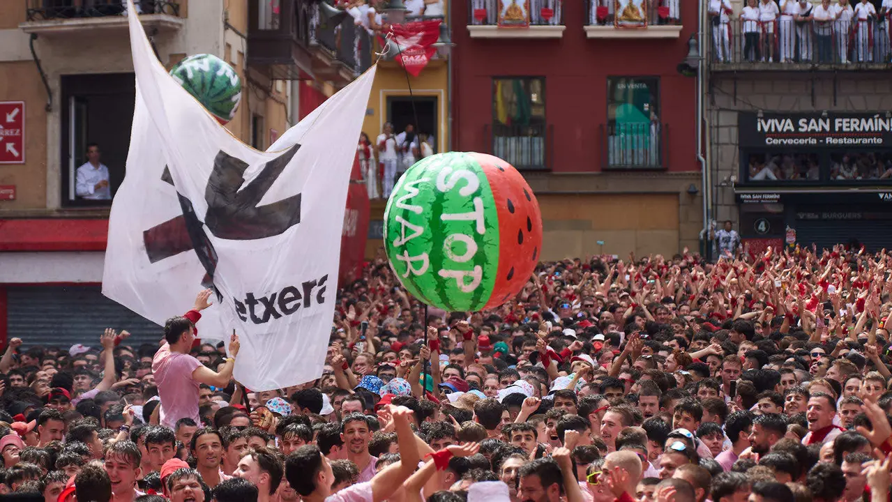 Miles de personas celebran el Chupinazo en la Plaza del Ayuntamiento de Pamplona, con el que se da inicio a las Fiestas de San Fermín 2025. IÑIGO ALZUGARAY