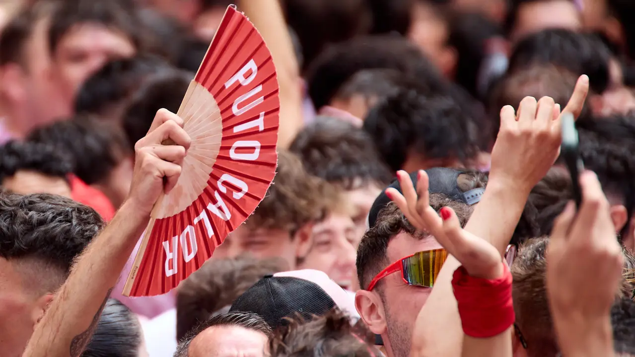 Miles de personas celebran el Chupinazo en la Plaza del Ayuntamiento de Pamplona, con el que se da inicio a las Fiestas de San Fermín 2025. IÑIGO ALZUGARAY