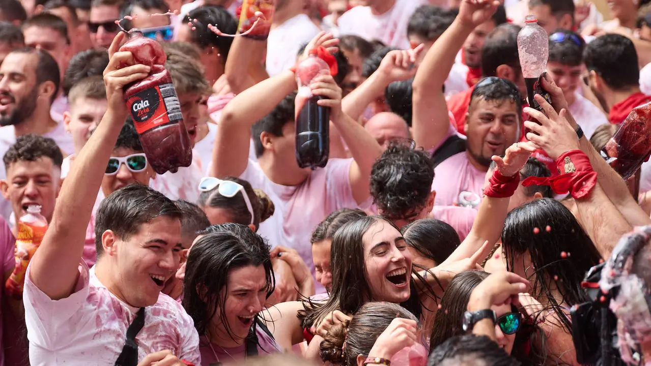 Miles de personas celebran el Chupinazo en la Plaza del Ayuntamiento de Pamplona, con el que se da inicio a las Fiestas de San Fermín 2025. IÑIGO ALZUGARAY