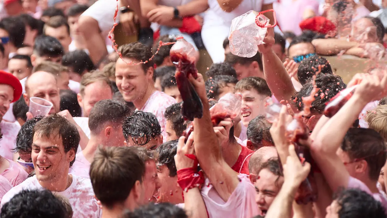 Miles de personas celebran el Chupinazo en la Plaza del Ayuntamiento de Pamplona, con el que se da inicio a las Fiestas de San Fermín 2025. IÑIGO ALZUGARAY
