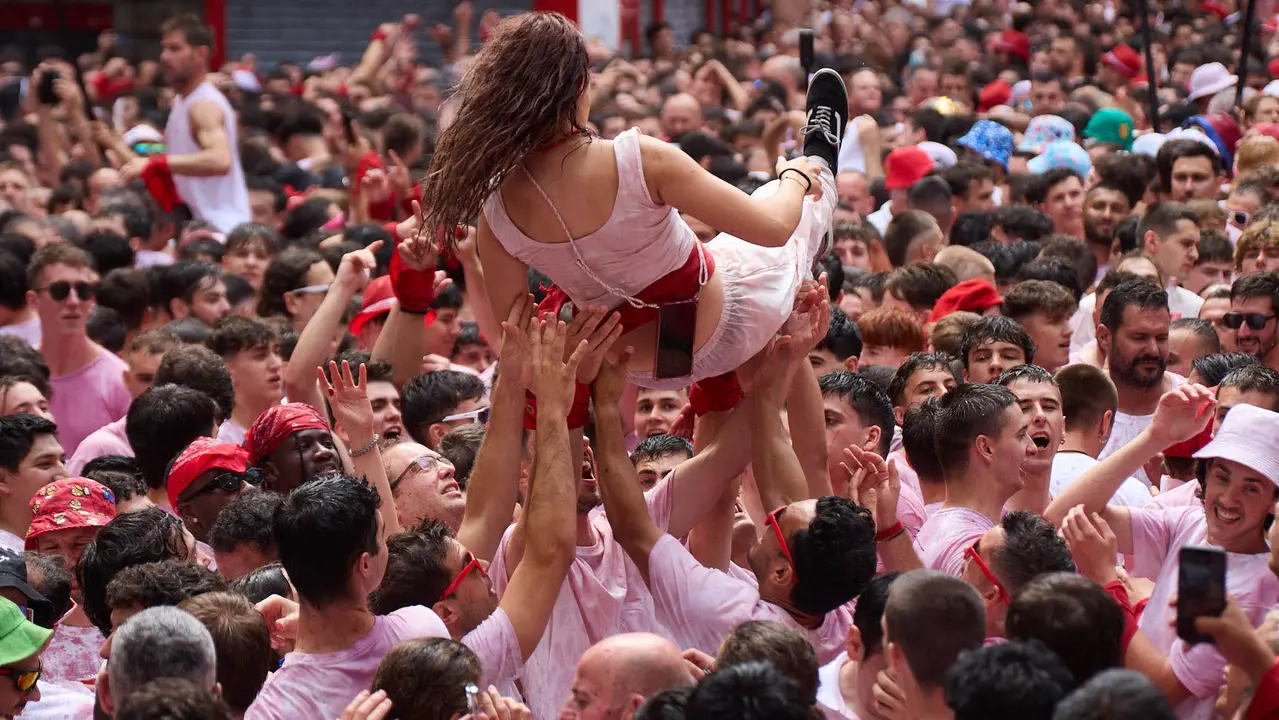 Miles de personas celebran el Chupinazo en la Plaza del Ayuntamiento de Pamplona, con el que se da inicio a las Fiestas de San Fermín 2025. IÑIGO ALZUGARAY