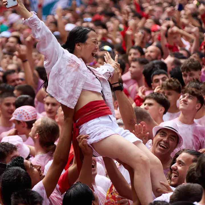 Miles de personas celebran el Chupinazo en la Plaza del Ayuntamiento de Pamplona, con el que se da inicio a las Fiestas de San Fermín 2025. IÑIGO ALZUGARAY