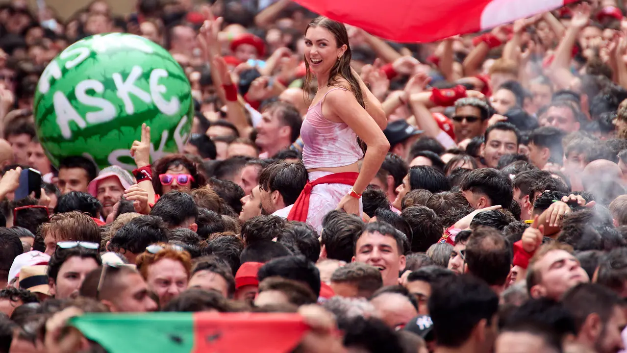 Miles de personas celebran el Chupinazo en la Plaza del Ayuntamiento de Pamplona, con el que se da inicio a las Fiestas de San Fermín 2025. IÑIGO ALZUGARAY