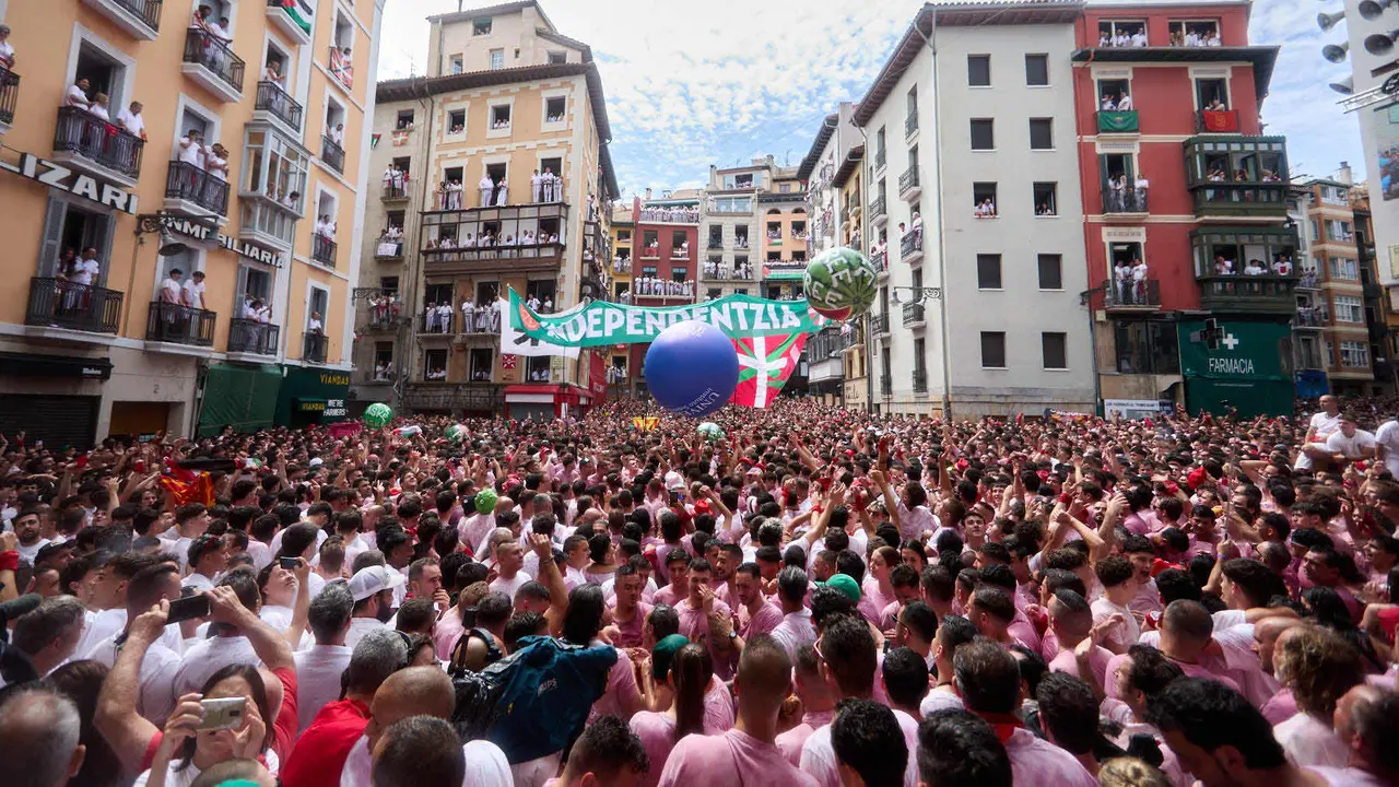 Miles de personas celebran el Chupinazo en la Plaza del Ayuntamiento de Pamplona, con el que se da inicio a las Fiestas de San Fermín 2025. IÑIGO ALZUGARAY