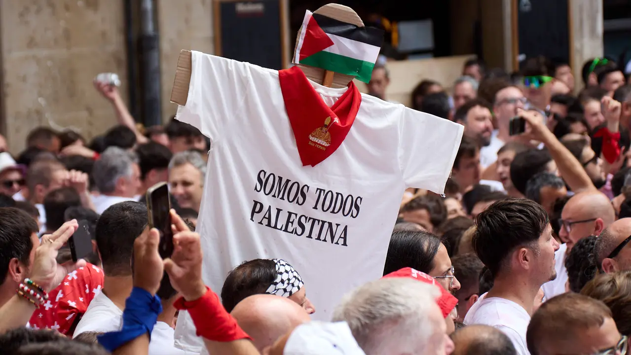 Miles de personas celebran el Chupinazo en la Plaza del Ayuntamiento de Pamplona, con el que se da inicio a las Fiestas de San Fermín 2025. IÑIGO ALZUGARAY