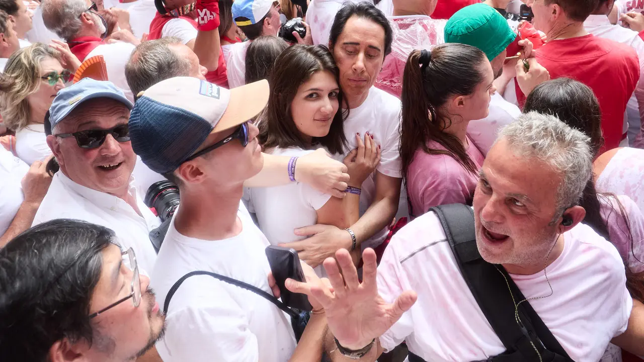 Miles de personas celebran el Chupinazo en la Plaza del Ayuntamiento de Pamplona, con el que se da inicio a las Fiestas de San Fermín 2025. IÑIGO ALZUGARAY