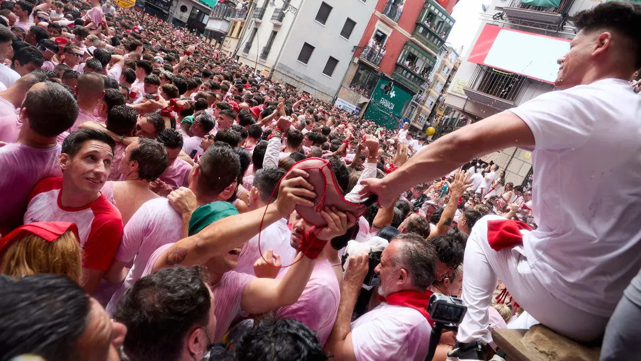 Miles de personas celebran el Chupinazo en la Plaza del Ayuntamiento de Pamplona, con el que se da inicio a las Fiestas de San Fermín 2025. IÑIGO ALZUGARAY