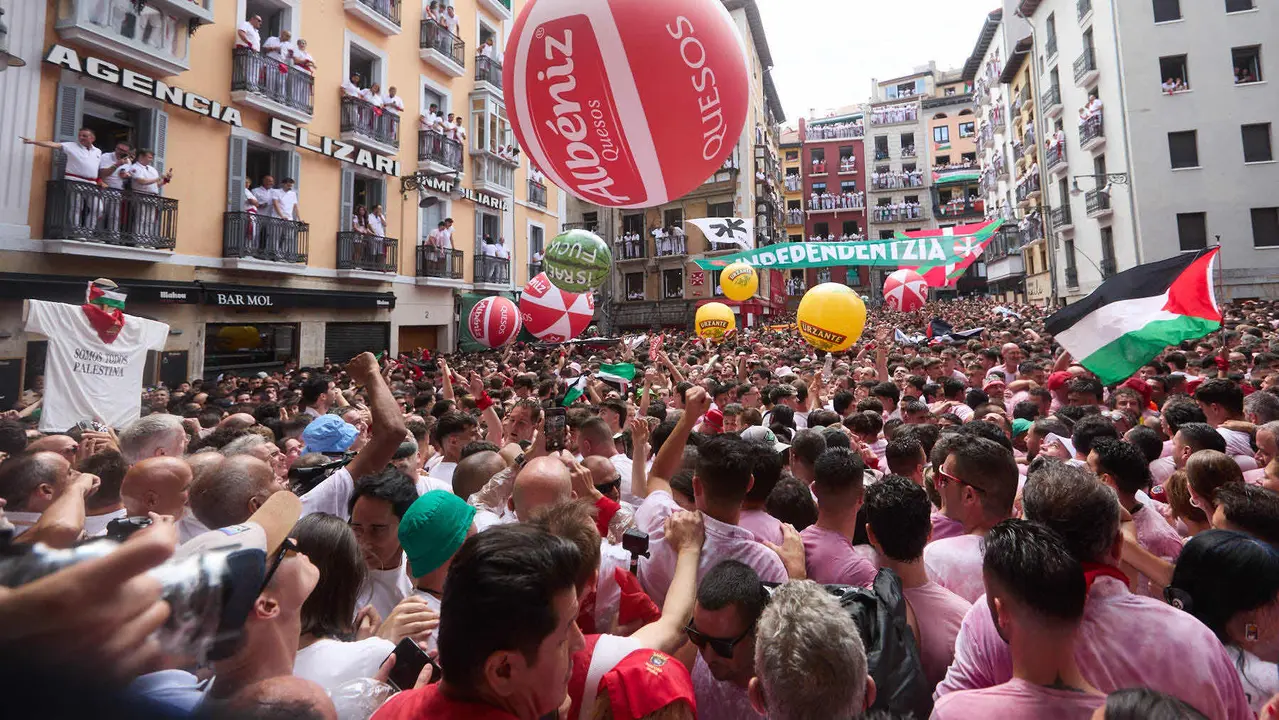Miles de personas celebran el Chupinazo en la Plaza del Ayuntamiento de Pamplona, con el que se da inicio a las Fiestas de San Fermín 2025. IÑIGO ALZUGARAY