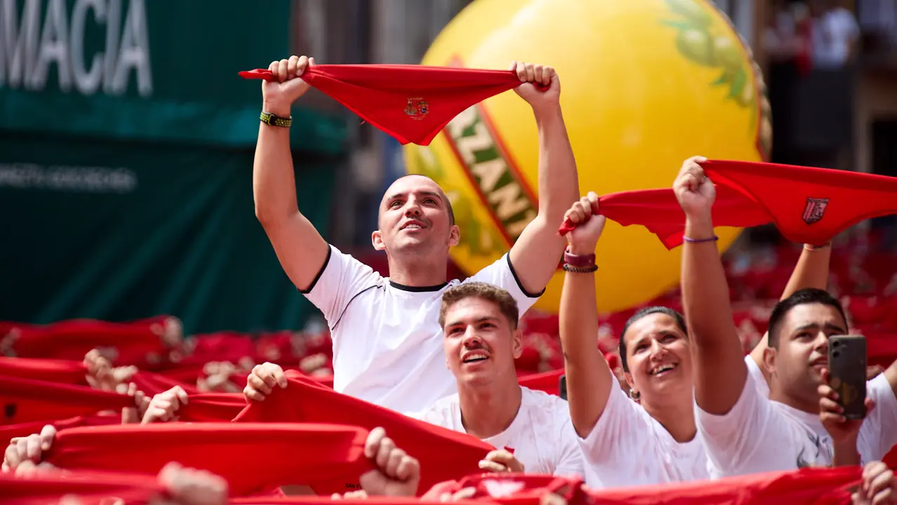 Miles de personas celebran el Chupinazo en la Plaza del Ayuntamiento de Pamplona, con el que se da inicio a las Fiestas de San Fermín 2025. IÑIGO ALZUGARAY
