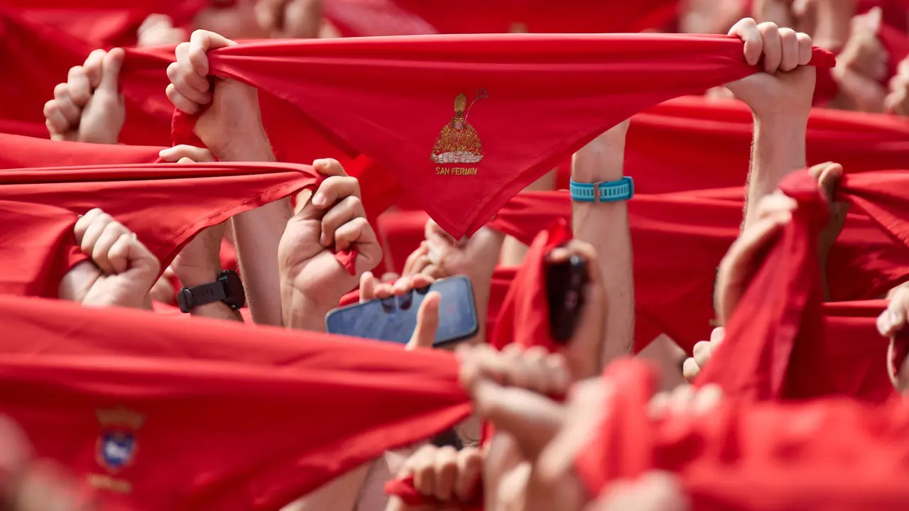 Miles de personas celebran el Chupinazo en la Plaza del Ayuntamiento de Pamplona, con el que se da inicio a las Fiestas de San Fermín 2025. IÑIGO ALZUGARAY