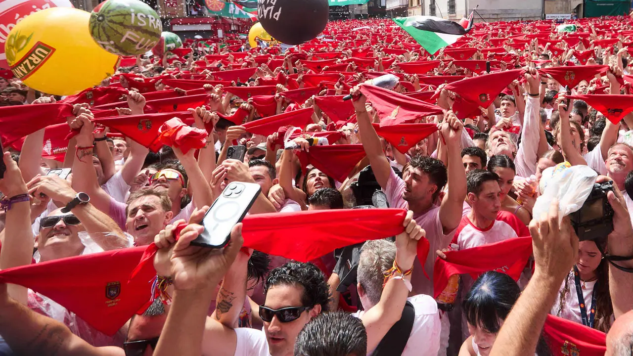 Miles de personas celebran el Chupinazo en la Plaza del Ayuntamiento de Pamplona, con el que se da inicio a las Fiestas de San Fermín 2025. IÑIGO ALZUGARAY