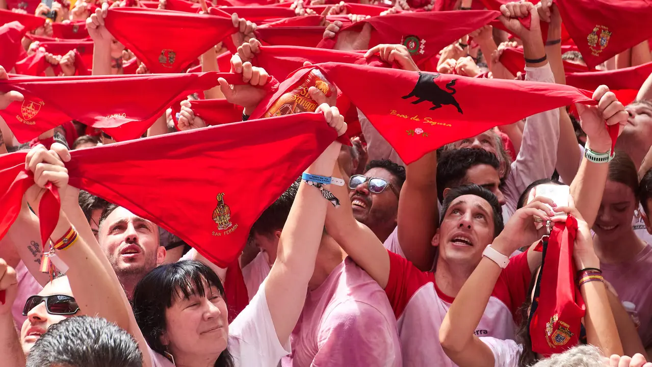 Miles de personas celebran el Chupinazo en la Plaza del Ayuntamiento de Pamplona, con el que se da inicio a las Fiestas de San Fermín 2025. IÑIGO ALZUGARAY