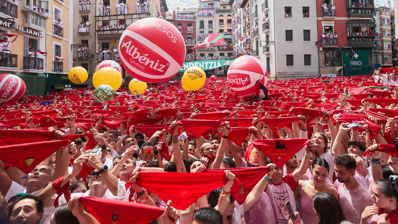 Miles de personas celebran el Chupinazo en la Plaza del Ayuntamiento de Pamplona, con el que se da inicio a las Fiestas de San Fermín 2025. IÑIGO ALZUGARAY