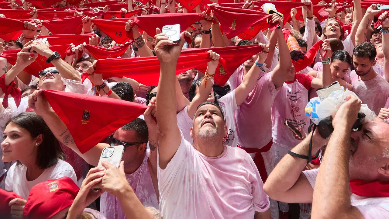 Miles de personas celebran el Chupinazo en la Plaza del Ayuntamiento de Pamplona, con el que se da inicio a las Fiestas de San Fermín 2025. IÑIGO ALZUGARAY