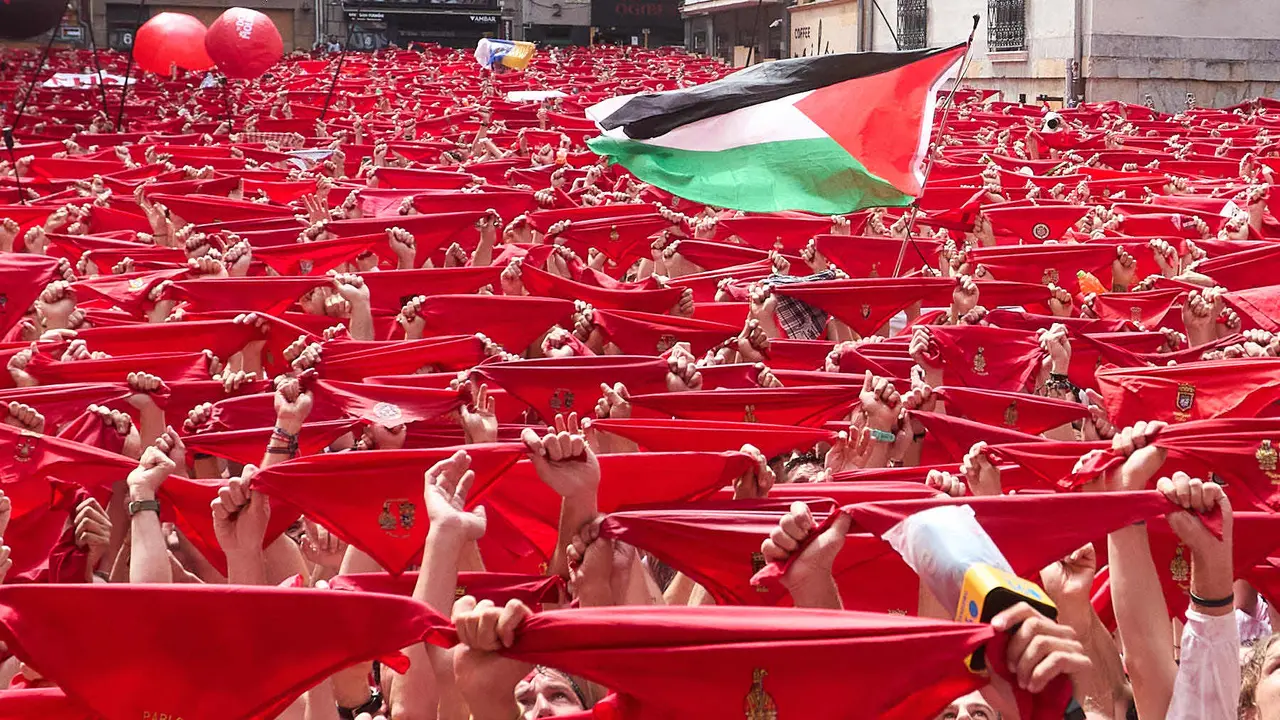 Miles de personas celebran el Chupinazo en la Plaza del Ayuntamiento de Pamplona, con el que se da inicio a las Fiestas de San Fermín 2025. IÑIGO ALZUGARAY