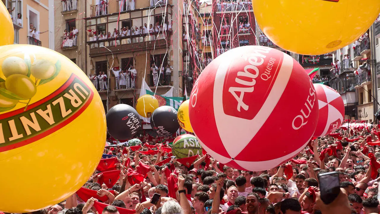 Miles de personas celebran el Chupinazo en la Plaza del Ayuntamiento de Pamplona, con el que se da inicio a las Fiestas de San Fermín 2025. IÑIGO ALZUGARAY