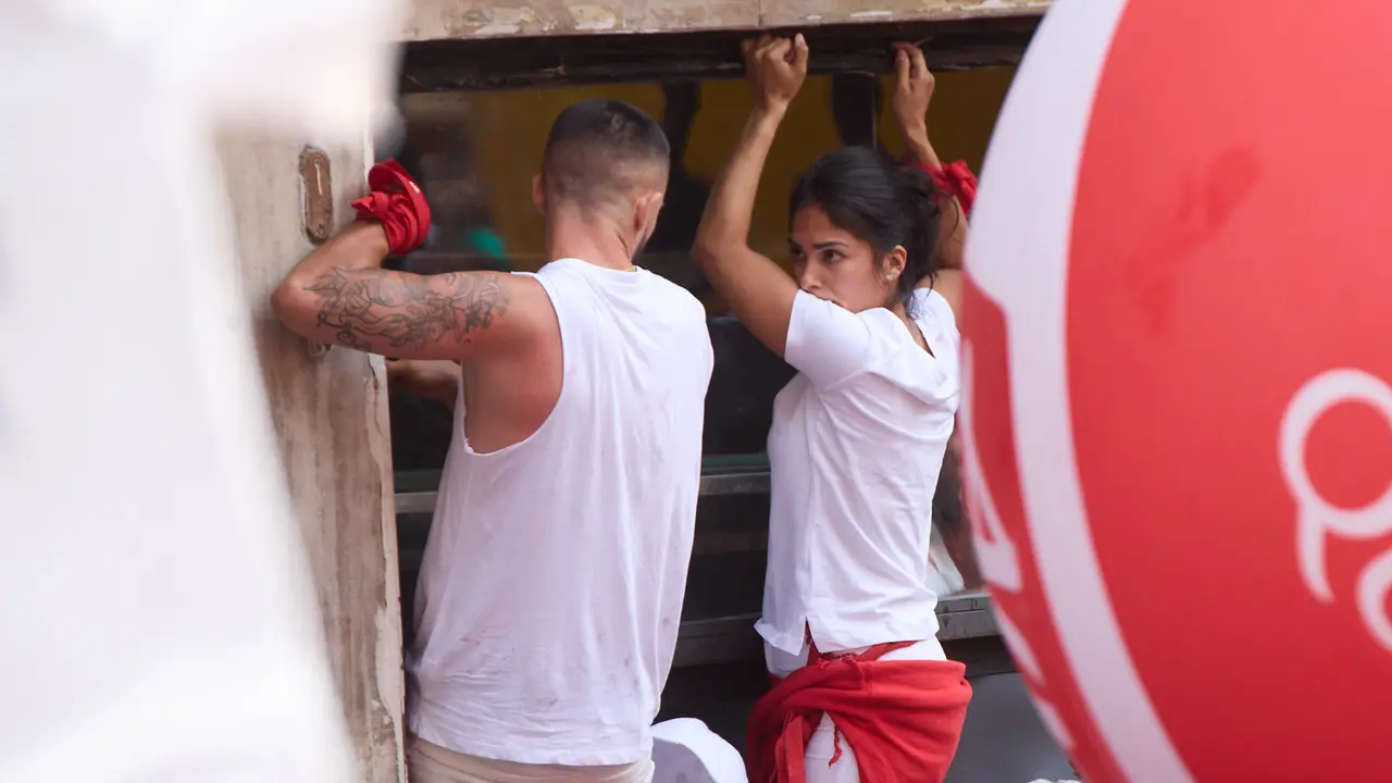 Miles de personas celebran el Chupinazo en la Plaza del Ayuntamiento de Pamplona, con el que se da inicio a las Fiestas de San Fermín 2025. IÑIGO ALZUGARAY