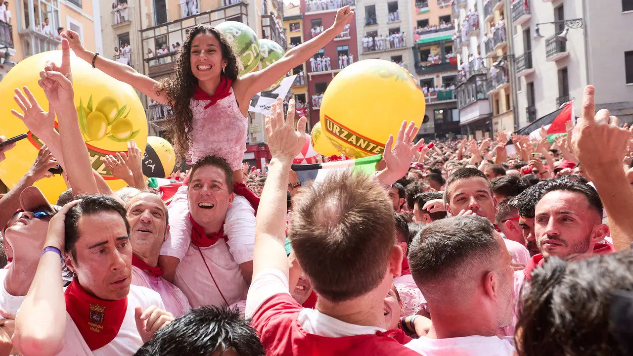 Miles de personas celebran el Chupinazo en la Plaza del Ayuntamiento de Pamplona, con el que se da inicio a las Fiestas de San Fermín 2025. IÑIGO ALZUGARAY