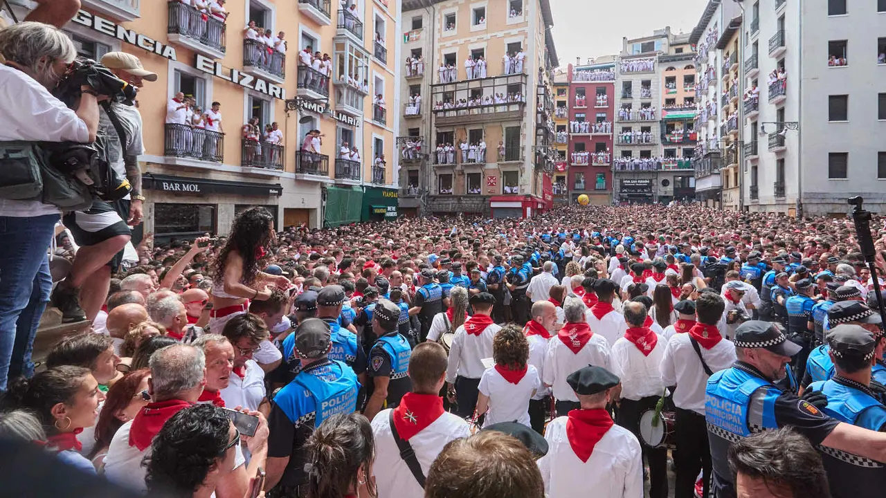 Miles de personas celebran el Chupinazo en la Plaza del Ayuntamiento de Pamplona, con el que se da inicio a las Fiestas de San Fermín 2025. IÑIGO ALZUGARAY