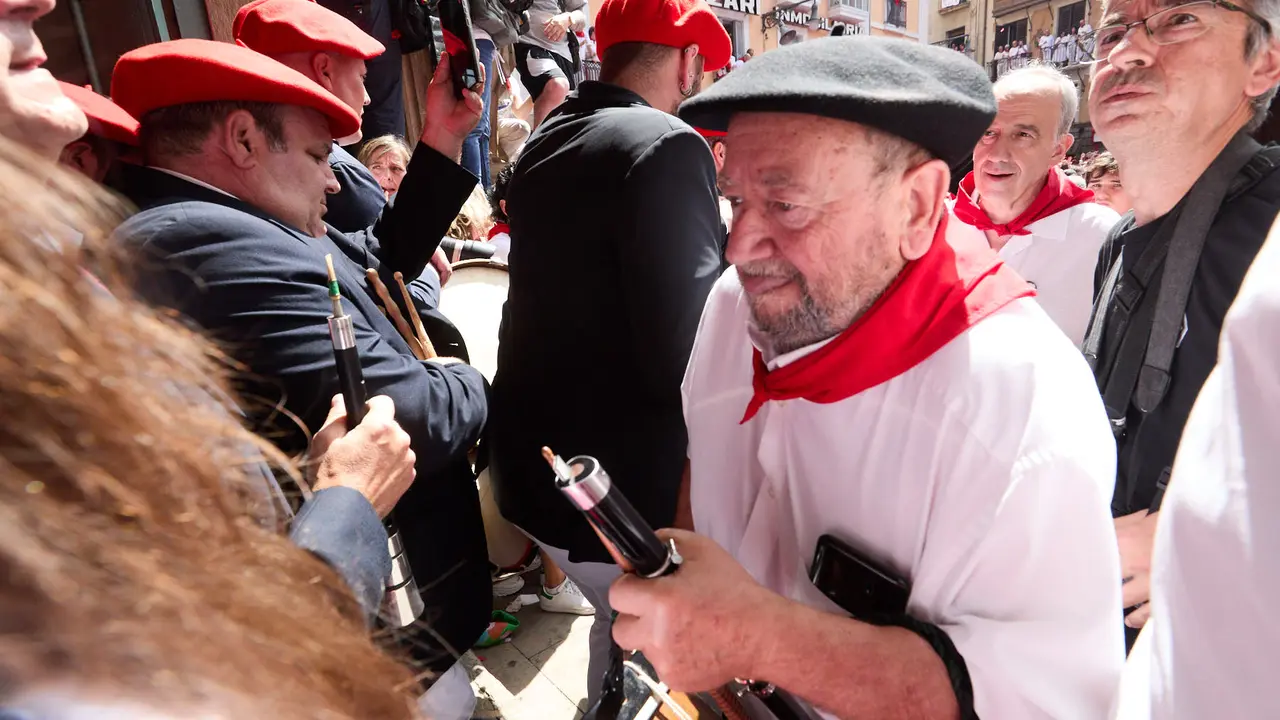 Miles de personas celebran el Chupinazo en la Plaza del Ayuntamiento de Pamplona, con el que se da inicio a las Fiestas de San Fermín 2025. IÑIGO ALZUGARAY