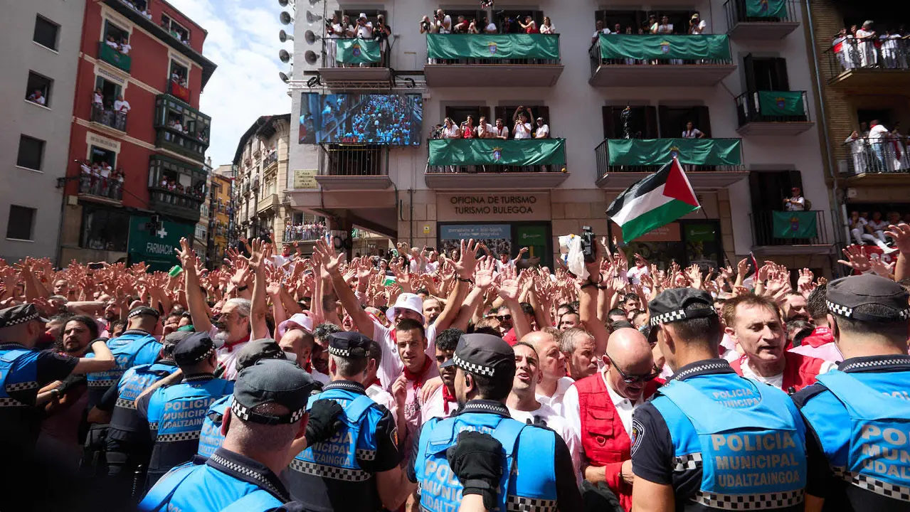 Miles de personas celebran el Chupinazo en la Plaza del Ayuntamiento de Pamplona, con el que se da inicio a las Fiestas de San Fermín 2025. IÑIGO ALZUGARAY
