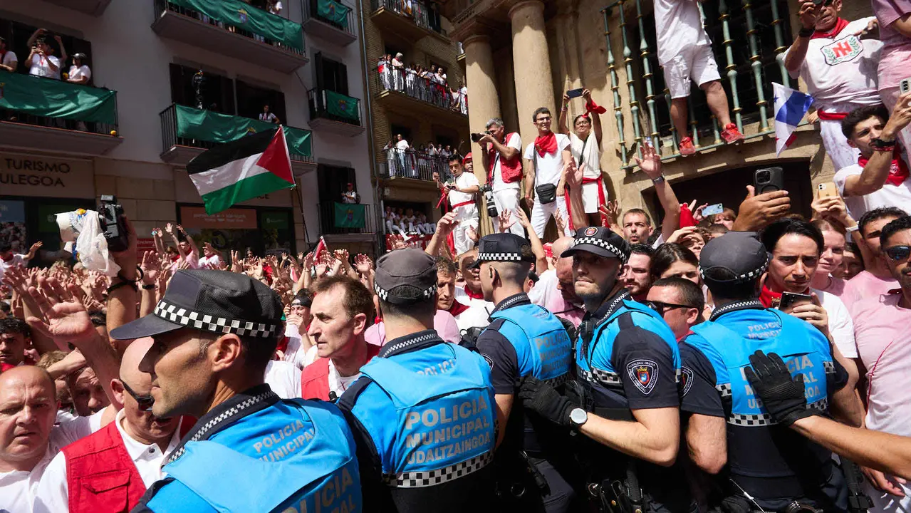 Miles de personas celebran el Chupinazo en la Plaza del Ayuntamiento de Pamplona, con el que se da inicio a las Fiestas de San Fermín 2025. IÑIGO ALZUGARAY