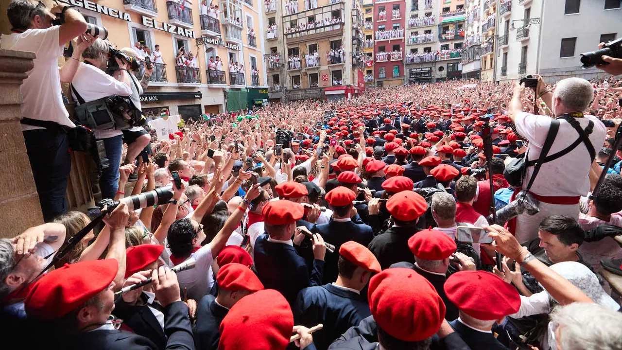Miles de personas celebran el Chupinazo en la Plaza del Ayuntamiento de Pamplona, con el que se da inicio a las Fiestas de San Fermín 2025. IÑIGO ALZUGARAY