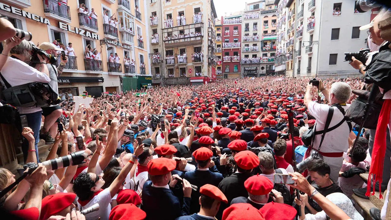 Miles de personas celebran el Chupinazo en la Plaza del Ayuntamiento de Pamplona, con el que se da inicio a las Fiestas de San Fermín 2025. IÑIGO ALZUGARAY