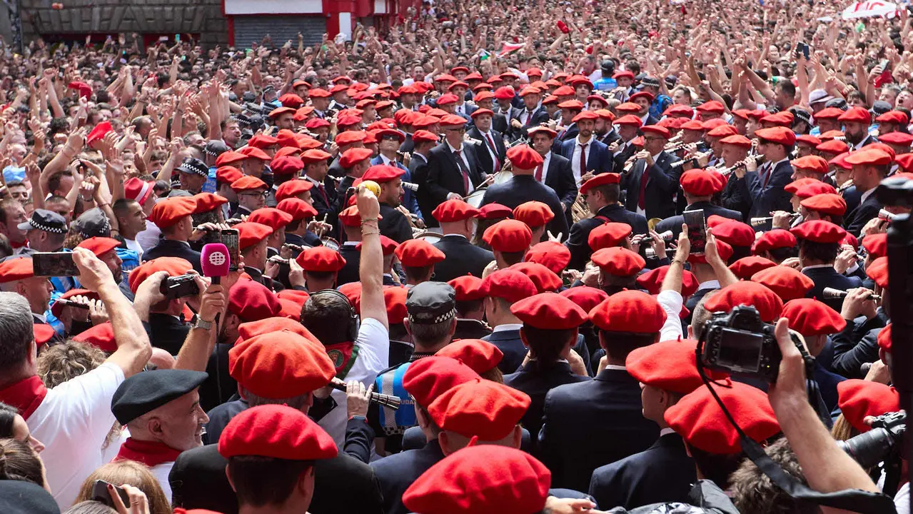 Miles de personas celebran el Chupinazo en la Plaza del Ayuntamiento de Pamplona, con el que se da inicio a las Fiestas de San Fermín 2025. IÑIGO ALZUGARAY