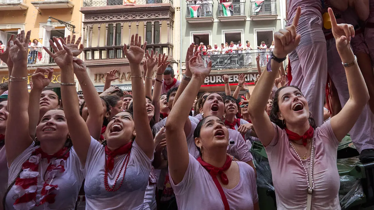 Ambiente por las calles de Pamplona en los momentos posteriores al Chupinazo que ha dado el inicio a las Fiestas de San Fermín 2025. IÑIGO ALZUGARAY