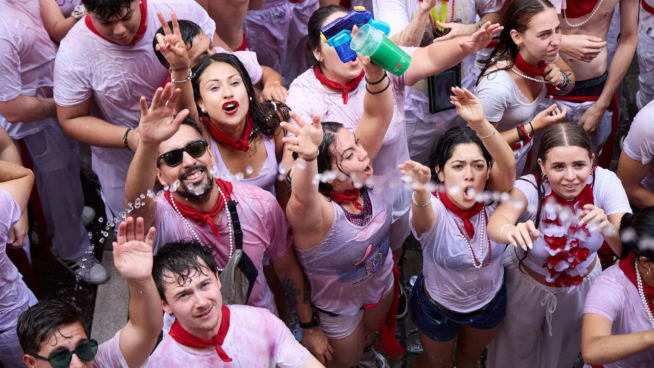 Ambiente por las calles de Pamplona en los momentos posteriores al Chupinazo que ha dado el inicio a las Fiestas de San Fermín 2025. IÑIGO ALZUGARAY