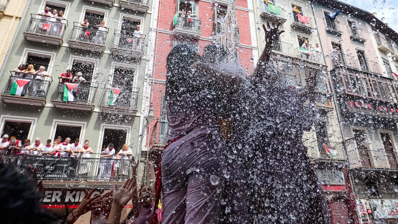 Ambiente por las calles de Pamplona en los momentos posteriores al Chupinazo que ha dado el inicio a las Fiestas de San Fermín 2025. IÑIGO ALZUGARAY