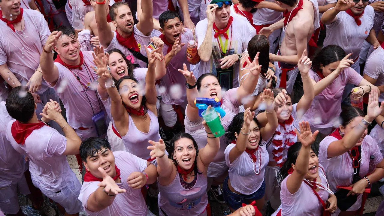 Ambiente por las calles de Pamplona en los momentos posteriores al Chupinazo que ha dado el inicio a las Fiestas de San Fermín 2025. IÑIGO ALZUGARAY