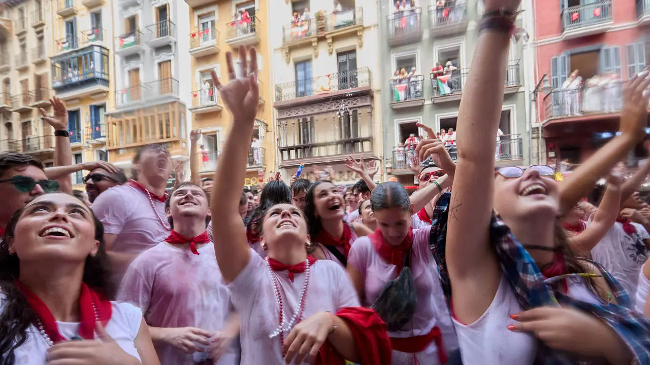 Ambiente por las calles de Pamplona en los momentos posteriores al Chupinazo que ha dado el inicio a las Fiestas de San Fermín 2025. IÑIGO ALZUGARAY