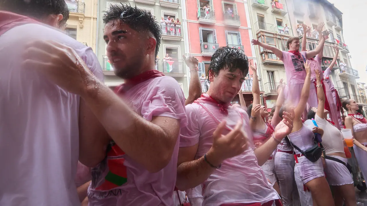 Ambiente por las calles de Pamplona en los momentos posteriores al Chupinazo que ha dado el inicio a las Fiestas de San Fermín 2025. IÑIGO ALZUGARAY
