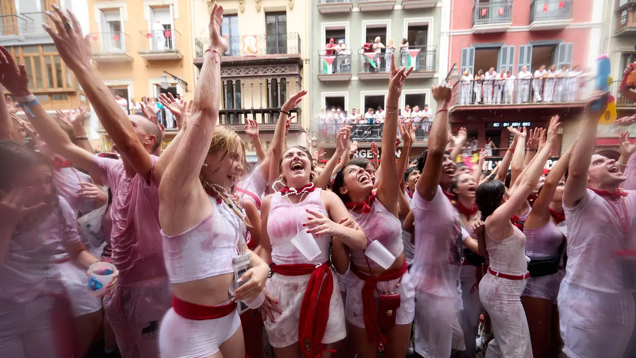Ambiente por las calles de Pamplona en los momentos posteriores al Chupinazo que ha dado el inicio a las Fiestas de San Fermín 2025. IÑIGO ALZUGARAY