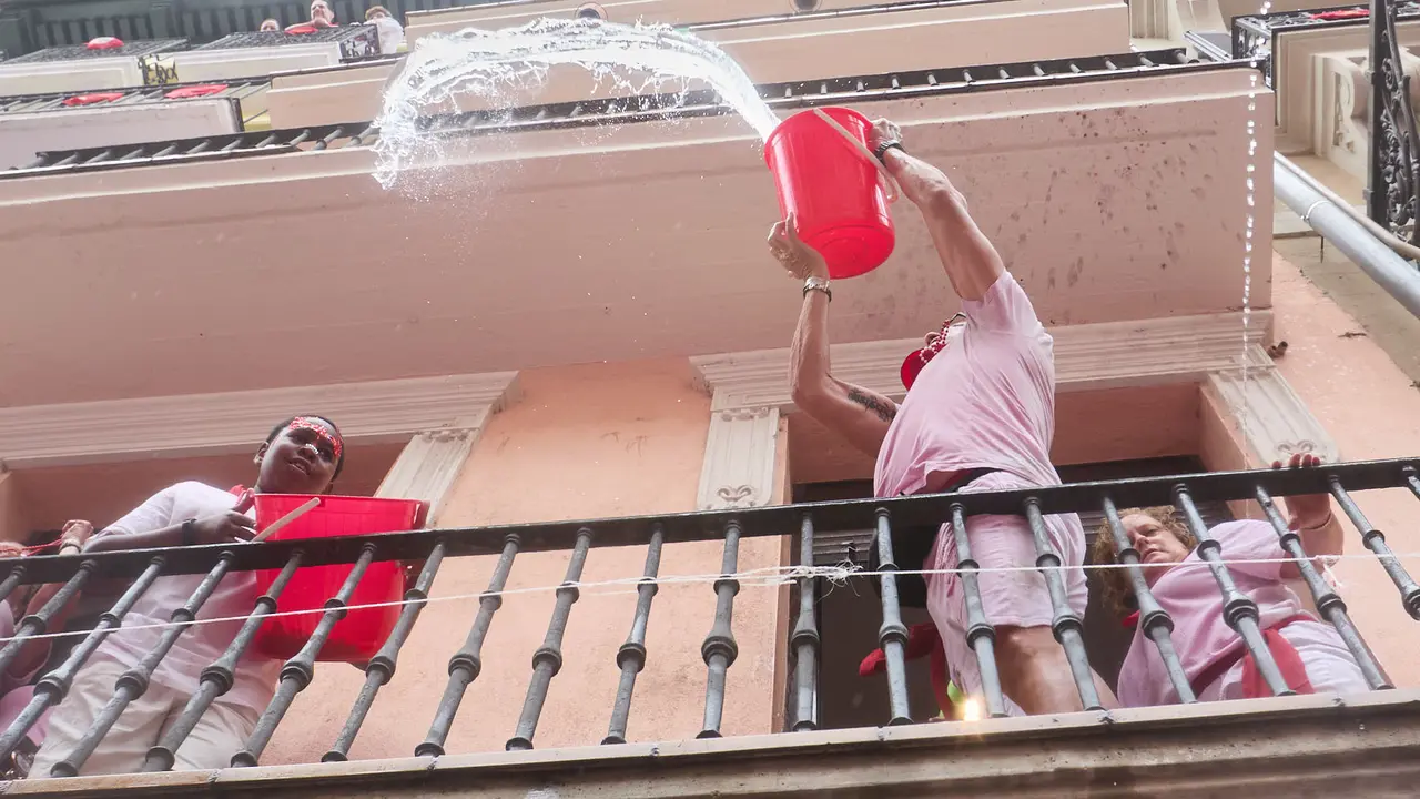 Ambiente por las calles de Pamplona en los momentos posteriores al Chupinazo que ha dado el inicio a las Fiestas de San Fermín 2025. IÑIGO ALZUGARAY