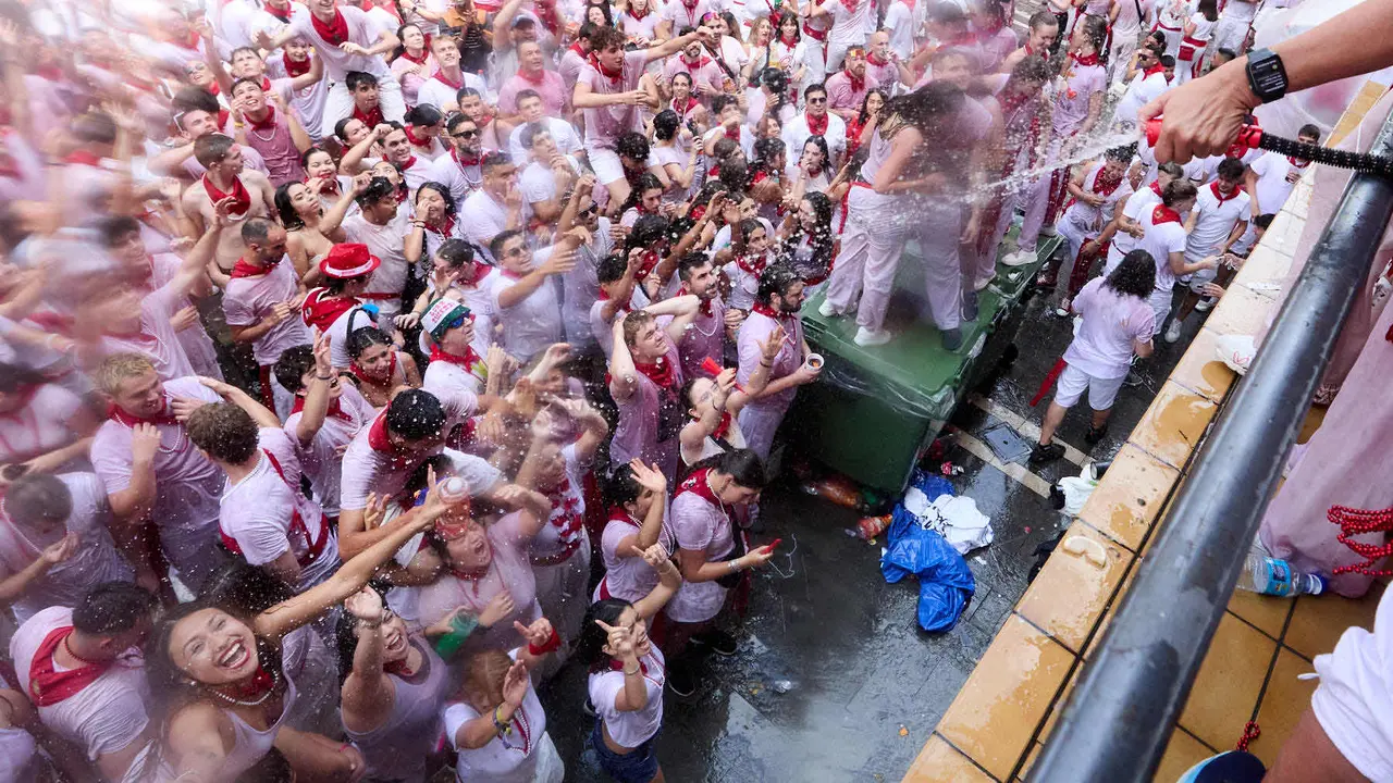Ambiente por las calles de Pamplona en los momentos posteriores al Chupinazo que ha dado el inicio a las Fiestas de San Fermín 2025. IÑIGO ALZUGARAY