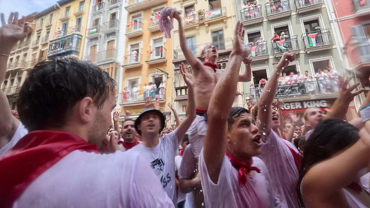 Ambiente por las calles de Pamplona en los momentos posteriores al Chupinazo que ha dado el inicio a las Fiestas de San Fermín 2025. IÑIGO ALZUGARAY