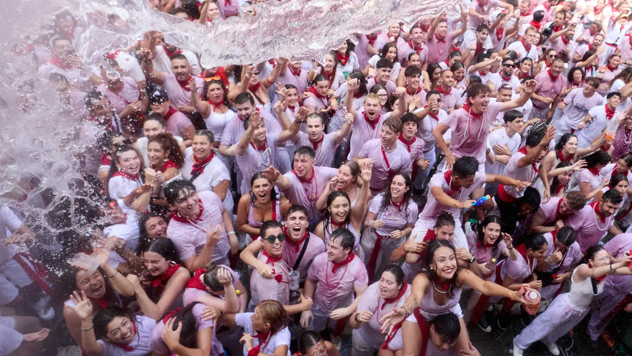 Ambiente por las calles de Pamplona en los momentos posteriores al Chupinazo que ha dado el inicio a las Fiestas de San Fermín 2025. IÑIGO ALZUGARAY