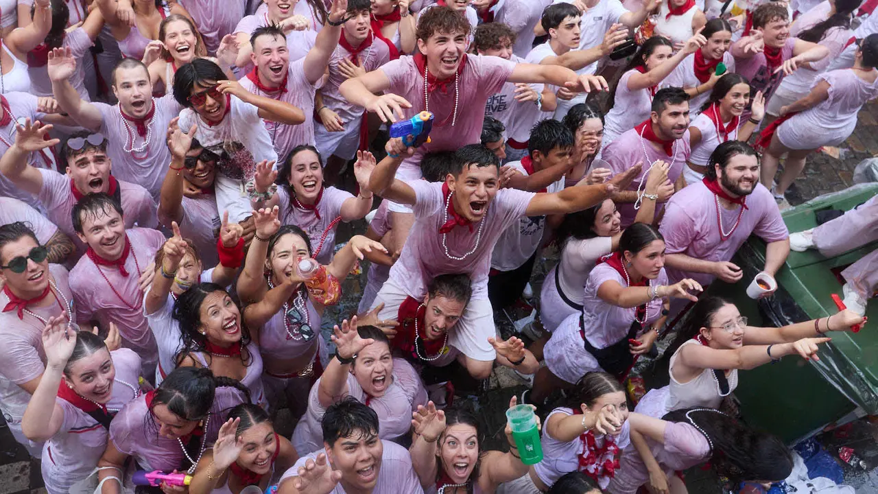 Ambiente por las calles de Pamplona en los momentos posteriores al Chupinazo que ha dado el inicio a las Fiestas de San Fermín 2025. IÑIGO ALZUGARAY