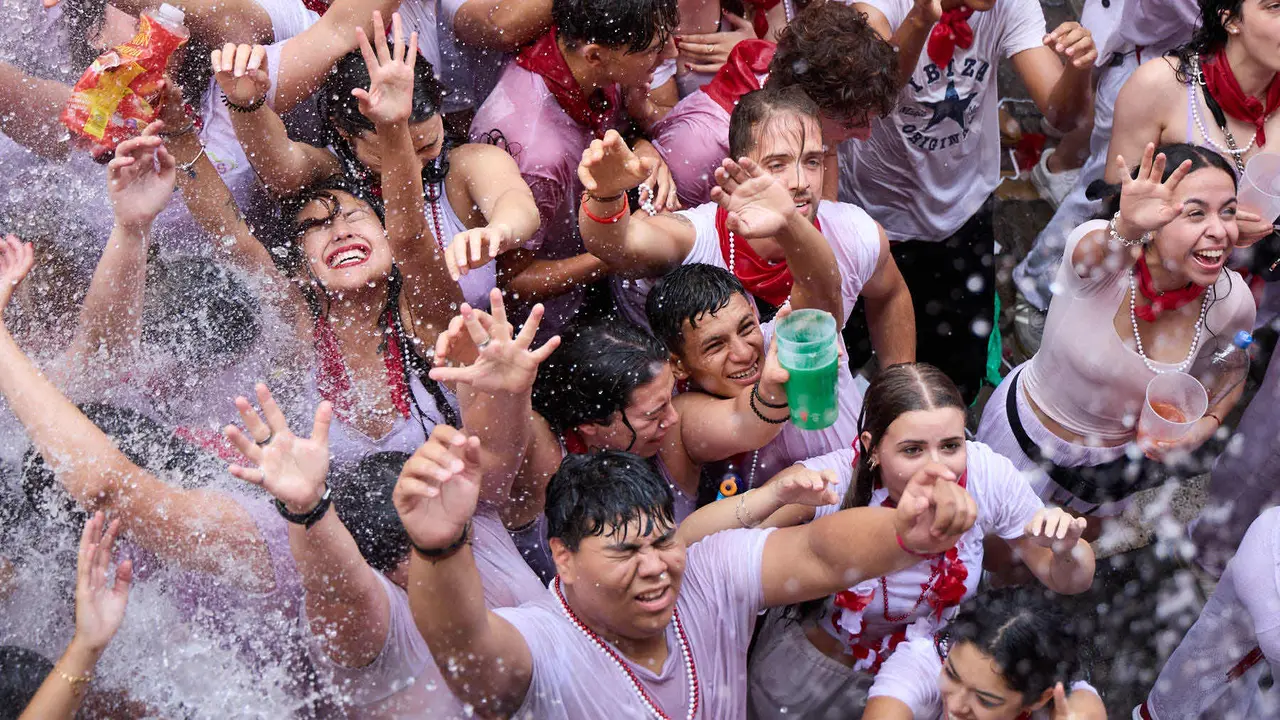 Ambiente por las calles de Pamplona en los momentos posteriores al Chupinazo que ha dado el inicio a las Fiestas de San Fermín 2025. IÑIGO ALZUGARAY