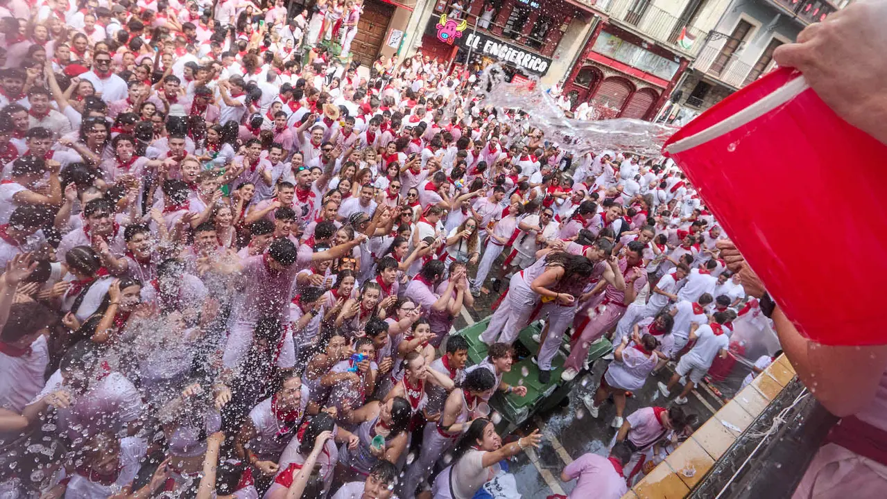Ambiente por las calles de Pamplona en los momentos posteriores al Chupinazo que ha dado el inicio a las Fiestas de San Fermín 2025. IÑIGO ALZUGARAY